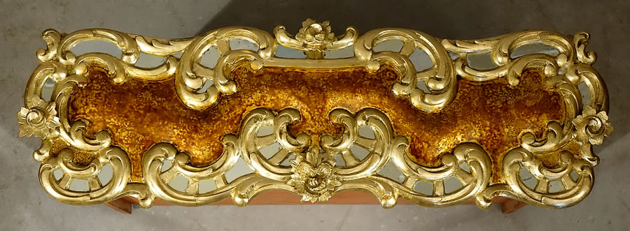 Tiroir d’une commode rococo garni de petits miroirs